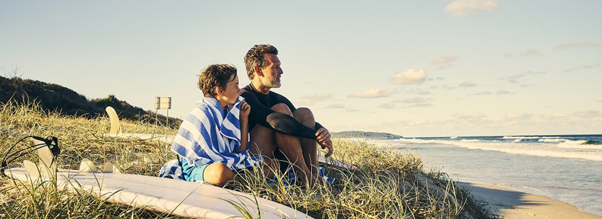 Père et fils au bord de la plage CAPFRANCE